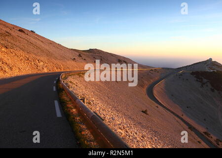 Ventoux, Frankreich. 13 Luglio, 2018. Vista del Nebengipel del Mont Ventoux visto dalla parte orientale del summit point. | Utilizzo di credito in tutto il mondo: dpa/Alamy Live News Foto Stock