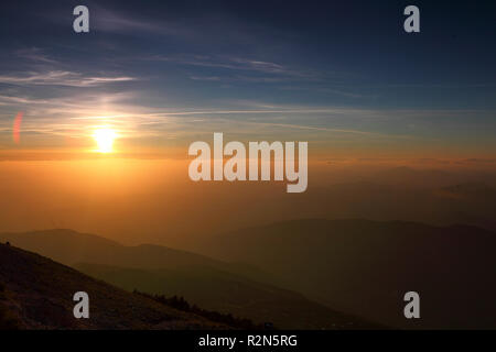 Ventoux, Frankreich. 13 Luglio, 2018. Vista dalla cima del monte Ventoux nord. | Utilizzo di credito in tutto il mondo: dpa/Alamy Live News Foto Stock