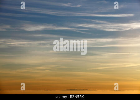 Ventoux, Frankreich. 13 Luglio, 2018. Cielo di tramonto sulla vetta del Mont Ventoux. | Utilizzo di credito in tutto il mondo: dpa/Alamy Live News Foto Stock