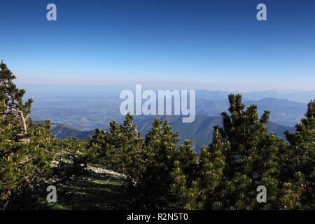 Ventoux, Frankreich. 13 Luglio, 2018. Vista dalla cima del monte Ventoux nord. | Utilizzo di credito in tutto il mondo: dpa/Alamy Live News Foto Stock