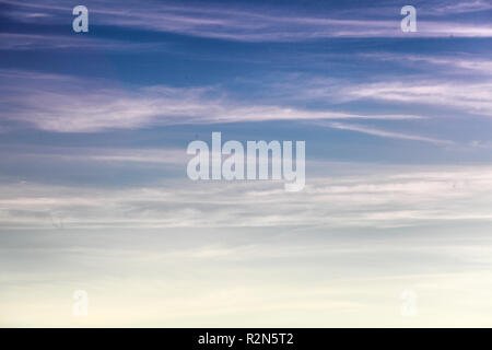 Ventoux, Frankreich. 13 Luglio, 2018. Cielo di tramonto sulla vetta del Mont Ventoux. | Utilizzo di credito in tutto il mondo: dpa/Alamy Live News Foto Stock