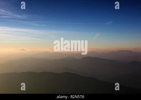 Ventoux, Frankreich. 13 Luglio, 2018. Vista dalla cima del monte Ventoux nord. | Utilizzo di credito in tutto il mondo: dpa/Alamy Live News Foto Stock