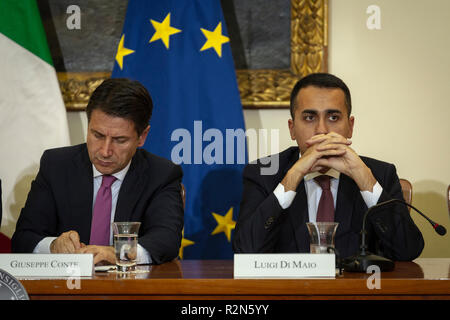 Il presidente del Consiglio, Giuseppe Conte, negli uffici della Prefettura ha firmato un "memorandum d'Intesa per un'azione urgente in terra di incendi". Il documento è stato firmato anche dal Ministro dell'ambiente, Sergio Costa, il Ministro del lavoro e lo sviluppo economico, Luigi Di Maio, il ministro degli Interni, Matteo Salvini, il Ministro della giustizia, Alfonso Bonafede, il ministro della Difesa, Elisabetta Trenta, dal Ministro per il sud, Barbara Lezzi, dal Sottosegretario al Ministero della Salute, Armando Bartolazzi, dal Presidente della Regione Campania Foto Stock