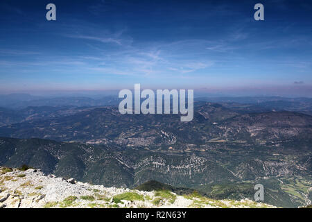 Ventoux, Frankreich. 13 Luglio, 2018. Vista dalla cima del monte Ventoux nord. | Utilizzo di credito in tutto il mondo: dpa/Alamy Live News Foto Stock