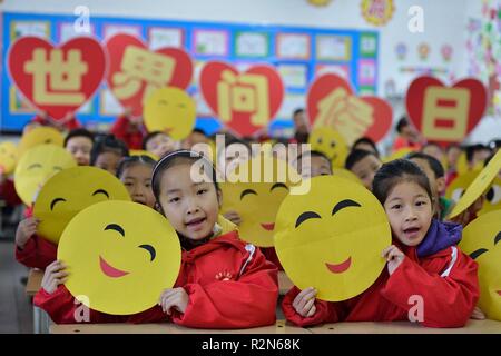 Xiangyang, la Cina della provincia di Hubei. Xx Nov, 2018. I bambini mostrano i biglietti di auguri realizzati per contrassegnare il mondo Ciao giorno che cade su nov. 21 annualmente a sperimentali di scuola primaria a Baokang County, centrale cinese della provincia di Hubei, nov. 20, 2018. Credito: Yang Tao/Xinhua/Alamy Live News Foto Stock