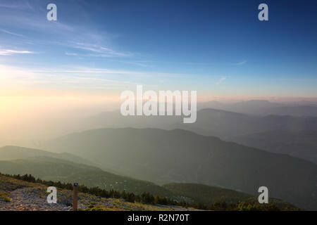 Ventoux, Frankreich. 13 Luglio, 2018. Vista dalla cima del monte Ventoux nord. | Utilizzo di credito in tutto il mondo: dpa/Alamy Live News Foto Stock