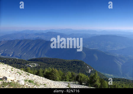 Ventoux, Frankreich. 13 Luglio, 2018. Vista dalla cima del monte Ventoux nord. | Utilizzo di credito in tutto il mondo: dpa/Alamy Live News Foto Stock