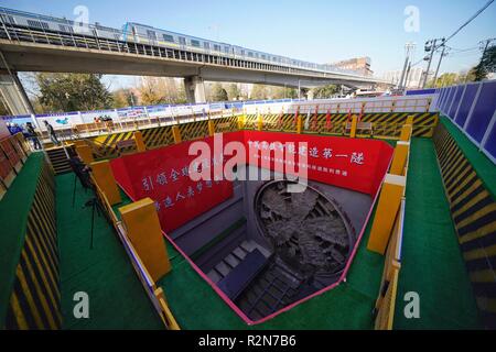 (181120) -- PECHINO, nov. 20, 2018 (Xinhua) -- Foto scattata il 9 novembre 20, 2018 mostra la macchina di foratura di gallerie nel tunnel Qinghuayuan in un cantiere edile a Pechino, capitale della Cina. Il lavoro su Qinghuayuan tunnel è stato completato il martedì. Il tunnel è 6,02 km di lunghezza e 12,64 metri di diametro. Il completamento del tunnel di cui la fondazione per l'apertura del Beijing-Zhangjiakou rete ferroviaria ad alta velocità entro la fine del 2019. (Xinhua/Xing Guangli)(wsw) Foto Stock