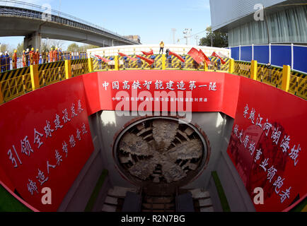 (181120) -- PECHINO, nov. 20, 2018 (Xinhua) -- Foto scattata il 9 novembre 20, 2018 mostra la macchina di foratura di gallerie nel tunnel Qinghuayuan in un cantiere edile a Pechino, capitale della Cina. Il lavoro su Qinghuayuan tunnel è stato completato il martedì. Il tunnel è 6,02 km di lunghezza e 12,64 metri di diametro. Il completamento del tunnel di cui la fondazione per l'apertura del Beijing-Zhangjiakou rete ferroviaria ad alta velocità entro la fine del 2019. (Xinhua/Luo Xiaoguang)(wsw) Foto Stock