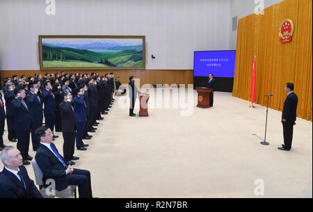 (181120) -- PECHINO, nov. 20, 2018 (Xinhua) -- alti funzionari del Consiglio di Stato il giuramento di fedeltà alla Costituzione nel corso di una cerimonia che è sorvegliato dal Premier LI Keqiang, a Pechino, capitale della Cina, nov. 20, 2018. (Xinhua/Zhang Ling) (Ry) Foto Stock