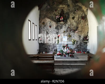 Escursione nel Parco Nazionale di Aiguestortes lungo la valle di Monastero nei Pirenei spagnoli - View all'interno di un bloccato chiesa di montagna, shot su 14.09.2018 | Utilizzo di tutto il mondo Foto Stock