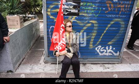 Atene, Grecia. Xx Novembre, 2018. - Una donna visto seduto mentre si tiene un flag durante la protesta.i pensionati terrà un rally verso il Parlamento ellenico a richiesta per tutti i tagli come parte delle misure di austerità. Credito: Ioannis Alexopoulos SOPA/images/ZUMA filo/Alamy Live News Foto Stock