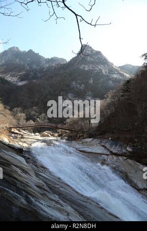 Pyongyang. 9 Nov, 2018. Foto scattata il 9 novembre 9, 2018 mostra lo scenario del Monte Kumgang scenic area. Una due giorni di nord-sud evento congiunto si è conclusa domenica presso la zona speciale per i tour internazionali del monte Kumgang nella parte sud-orientale della Repubblica Popolare Democratica di Corea (DPRK) in occasione del ventesimo anniversario del monte Kumgang programma per il turismo. Credito: Cheng Dayu/Xinhua/Alamy Live News Foto Stock