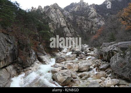 Pyongyang. 9 Nov, 2018. Foto scattata il 9 novembre 9, 2018 mostra lo scenario del Monte Kumgang scenic area. Una due giorni di nord-sud evento congiunto si è conclusa domenica presso la zona speciale per i tour internazionali del monte Kumgang nella parte sud-orientale della Repubblica Popolare Democratica di Corea (DPRK) in occasione del ventesimo anniversario del monte Kumgang programma per il turismo. Credito: Cheng Dayu/Xinhua/Alamy Live News Foto Stock