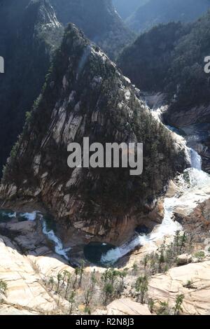 Pyongyang. 9 Nov, 2018. Foto scattata il 9 novembre 9, 2018 mostra lo scenario del Monte Kumgang scenic area. Una due giorni di nord-sud evento congiunto si è conclusa domenica presso la zona speciale per i tour internazionali del monte Kumgang nella parte sud-orientale della Repubblica Popolare Democratica di Corea (DPRK) in occasione del ventesimo anniversario del monte Kumgang programma per il turismo. Credito: Cheng Dayu/Xinhua/Alamy Live News Foto Stock