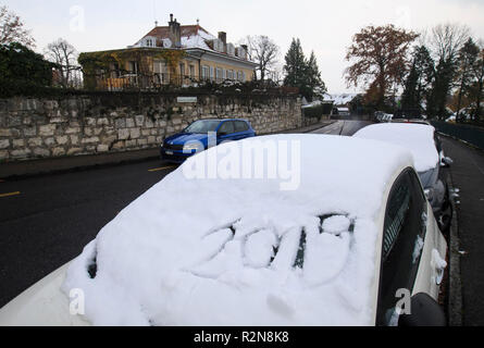 Ginevra. Xx Nov, 2018. Foto scattata il 9 novembre 20, 2018 mostra snow-auto coperti di Ginevra in Svizzera. La città svizzera Ginevra ha testimoniato la prima neve di questo inverno. Credito: Xu Jinquan/Xinhua/Alamy Live News Foto Stock