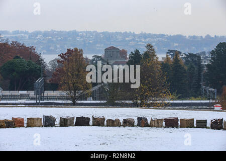 Ginevra. Xx Nov, 2018. Foto scattata il 9 novembre 20, 2018 mostra un angolo della coperta di neve Palais des Nations, sede delle Nazioni Unite a Ginevra, Svizzera. La città svizzera Ginevra ha testimoniato la prima neve di questo inverno. Credito: Xu Jinquan/Xinhua/Alamy Live News Foto Stock