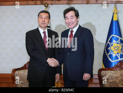 Seoul, Corea del Sud. Xix Nov, 2018. Visita di Stato cinese il Consigliere Wang Yong (L) si riunisce con il sud coreano il primo ministro Lee Nak-yon a Seul, Corea del Sud, nov. 19, 2018. Credito: Wang Jingqiang/Xinhua/Alamy Live News Foto Stock