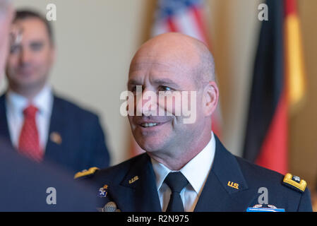 Magdeburg, Germania - 20 Novembre 2018: Lt. Gen. Christopher Cavoli, comandante dell'U.S. Esercito Europa, durante la sua visita alla Cancelleria di Stato di Magdeburgo, Germania. Egli si è incontrato con i rappresentanti della Bundeswehr, tra gli altri, al punto che in primavera e in autunno 2019 la US Army trasferirà i soldati USA in Europa orientale come parte dell'operazione "Atlantic risolvere". Ha anche ringraziato la Bundeswehr per il suo sostegno logistico in Sassonia-Anhalt. Egli ha inoltre firmato il guestbook della cancelleria dello stato. Credito: Mattis Kaminer/Alamy Live News Foto Stock