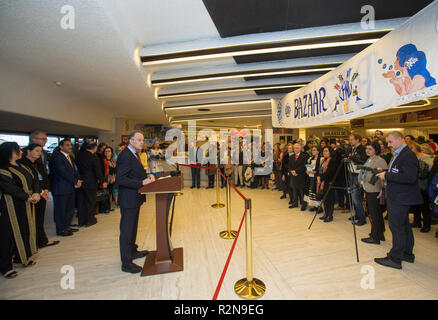 Ginevra, Svizzera. Xx Nov, 2018. Direttore generale dell Ufficio delle Nazioni Unite a Ginevra Michael MOLLER (C) risolve la cerimonia di apertura di una carità bazaar presso il Palais des Nations a Ginevra, in Svizzera, il nov. 20, 2018. L'Associazione delle donne delle Nazioni Unite (UNWG) organizzato l'annuale internazionale carità Bazaar il martedì per raccogliere fondi per i bambini svantaggiati in tutto il mondo. Credito: Xu Jinquan/Xinhua/Alamy Live News Foto Stock