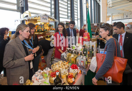 Ginevra, Svizzera. Xx Nov, 2018. La gente visita un bazar di beneficenza presso il Palais des Nations a Ginevra, in Svizzera, il nov. 20, 2018. L'Associazione delle donne delle Nazioni Unite (UNWG) organizzato l'annuale internazionale carità Bazaar il martedì per raccogliere fondi per i bambini svantaggiati in tutto il mondo. Credito: Xu Jinquan/Xinhua/Alamy Live News Foto Stock