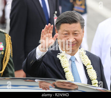 Manila, Filippine. Xx Nov, 2018. Il presidente cinese Xi Jinping onde al suo arrivo a Manila nelle Filippine, nov. 20, 2018. Xi è arrivato qui il martedì per una visita di stato in Filippine. Credito: Ding Lin/Xinhua/Alamy Live News Foto Stock