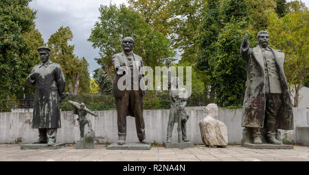 Tirana, Albania. 28 ott 2018. Le figure in bronzo di Josef Wissarionowitsch Stalin (l, r), Vladimir Iljitsch Lenin (M) e il busto di pietra di Enver Hoxha (secondo da destra) stand su open-air motivi della Galleria Nazionale. Tirana è la capitale dell'Albania. Credito: Pietro Endig/dpa-Zentralbild/ZB/dpa/Alamy Live News Foto Stock