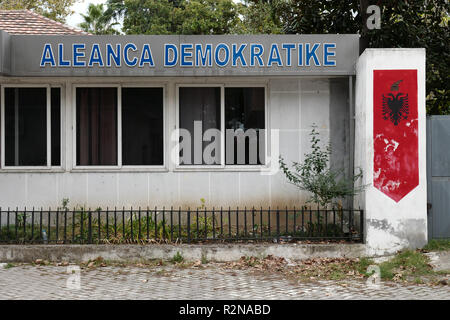 Tirana, Albania. 28 ott 2018. Un ex ufficio del partito "Aleanca Demokratike' (Alleanza democratica) a Tirana. Tirana è la capitale dell'Albania. Credito: Pietro Endig/dpa-Zentralbild/ZB/dpa/Alamy Live News Foto Stock