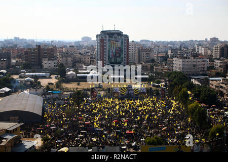 Novembre 20, 2018 - decine di migliaia di palestinesi commemorare il XIV anniversario della morte del leader palestinese e fondatore del movimento Fatah Yasser Arafat in Saraya Square nella città di Gaza. Negli anni cinquanta Arafat era entrato a far parte di un gruppo di nazionalisti palestinesi nella fondazione della nazionale palestinese il Movimento di Liberazione (Fateh). Egli è stato eletto presidente del comitato esecutivo dell'Organizzazione per la liberazione della Palestina (OLP) nel 1969 e divenne il primo presidente dell'Autorità Palestinese sin dalla sua istituzione nel 1994, dopo il 1993 la firma degli accordi di Oslo essere Foto Stock