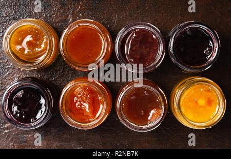 Varie marmellate di frutta Confetture in vasi vista superiore Foto Stock