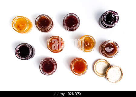 Varie marmellate di frutta Confetture in vasi viewh superiore Foto Stock
