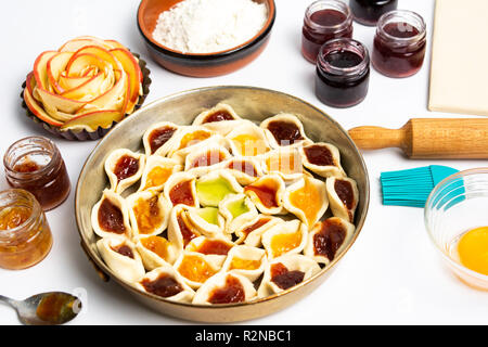 In casa torta dolce con varie marmellate di frutta vista superiore Foto Stock