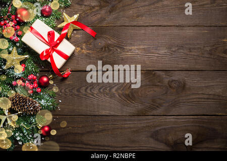 Sfondo di natale con il presente e le decorazioni. Foto Stock