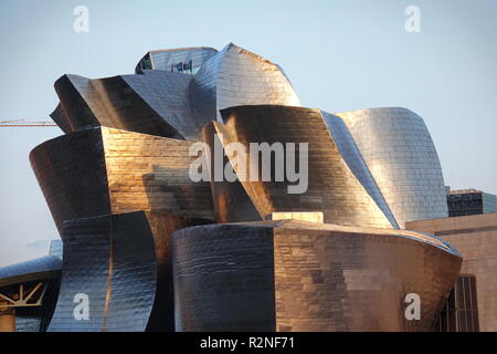 BILBAO, Spagna - Agosto 2018- vista esterna del Museo Guggenheim Bilbao, Museo di arte moderna e contemporanea progettato dal famoso architetto Frank Geh Foto Stock