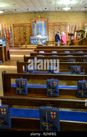 Interno della Cappella del ricordo a Biggin Hill che commemora il velivolo personale di manutenzione. Alla Cappella di San Giorgio di ricordo. File di banchi Foto Stock