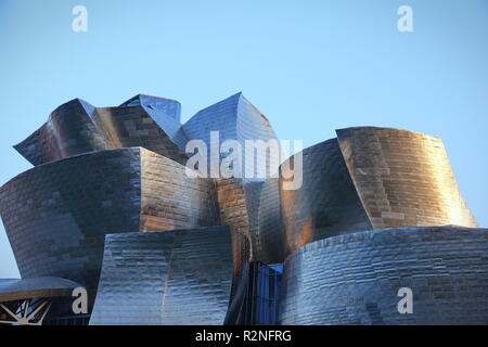 BILBAO, Spagna - Agosto 2018- vista esterna del Museo Guggenheim Bilbao, Museo di arte moderna e contemporanea progettato dal famoso architetto Frank Geh Foto Stock