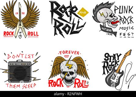 Set di Rock and Roll music simboli con chitarra, Ali e cranio. etichette, logo. Metallo pesante i modelli per la progettazione di t-shirt, festa notturna e festival. Disegnato a mano. Schizzo inciso. Illustrazione Vettoriale