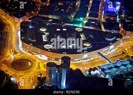 Vista aerea, night shot, Berliner Platz, piazza Limbecker Platz Karstadt di notte, Essen, la zona della Ruhr, Renania settentrionale-Vestfalia, Germania, Europa Foto Stock