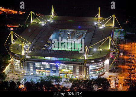 SIGNAL Iduna Park di Dortmund e Westfalenhalle Dortmund, Extraschicht 2010, Notte del patrimonio industriale, Summer Festival della capitale culturale 2010, Dortmund, la zona della Ruhr, Renania settentrionale-Vestfalia, Germania, Europa Foto Stock