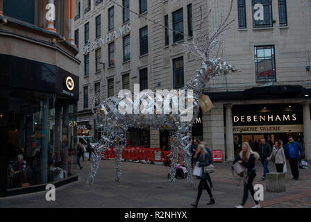 Stardust un grande argento scultura di renne Agyle Street Glasgow Scotland Regno Unito agli acquirenti di passare a piedi passato enorme enormi giganti di acciaio massiccio Foto Stock