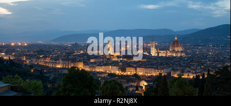 Panorama di Firenze, vista da San Miniato al Monte alla città vecchia Foto Stock