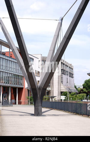 Un moderno ponte pedonale su Hessenring a Bad Homburg, Foto Stock