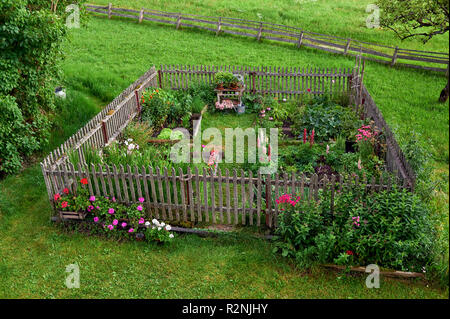 Vista di un recintato giardino cottage Foto Stock