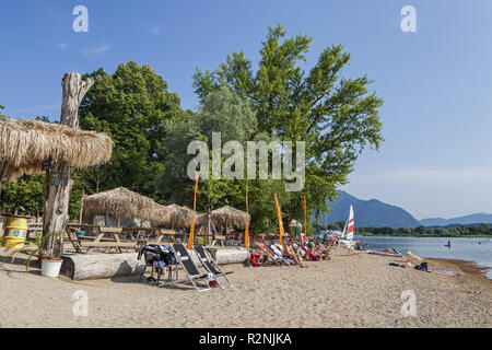 Il Beach Bar Strandbad in Übersee am Chiemsee, Chiemgau, Alta Baviera, Baviera, Germania meridionale, Germania Foto Stock