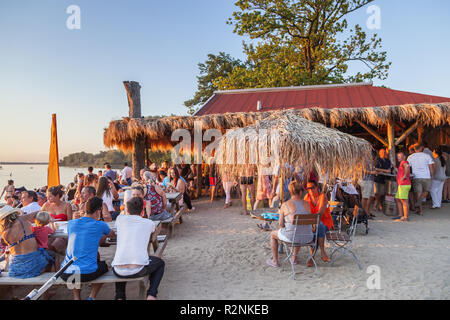 Bar in spiaggia Lido in Übersee am Chiemsee, Chiemgau, Alta Baviera, Baviera, Germania meridionale, Germania, Europa Foto Stock