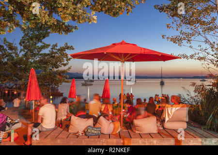 In Sundowner-Bar Übersee am Chiemsee, Chiemgau, Alta Baviera, Baviera, Germania meridionale, Germania, Europa Foto Stock