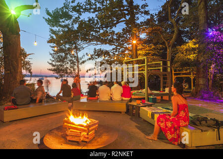 In Sundowner-Bar Übersee am Chiemsee, Chiemgau, Alta Baviera, Baviera, Germania meridionale, Germania, Europa Foto Stock