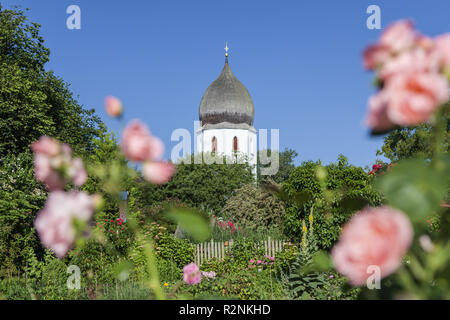 Frauenwörth giardino del monastero e la torre campanaria sul Fraueninsel, Frauenchiemsee, Chiemsee, Chiemgau, Alta Baviera, Baviera, Germania meridionale, Germania, Europa Foto Stock