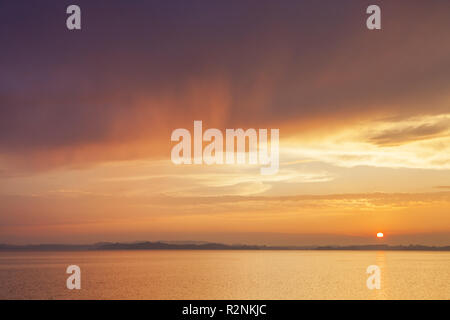 Tramonto sul lago Chiemsee a Übersee, Chiemgau, Alta Baviera, Baviera, Germania meridionale, Germania, Europa Foto Stock