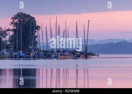 Porto di Übersee a Chiemsee, Chiemgau, Alta Baviera, Baviera, Germania meridionale, Germania, Europa Foto Stock